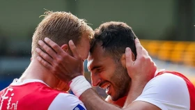 АЗ разгромил соперника и вышел на первое место Эредивизи (видео)