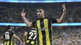 Сауд Арабиясында жанкүйер алаңдағы футболшыны қамшымен ұрды