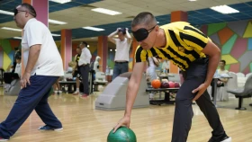 Экстрабилити: Боулингті көзді жұмып ойнаудан сайыс өтті