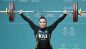 Аянат Жумагали завоевала золотую медаль на чемпионате Азии среди юниоров по тяжёлой атлетике