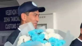 Боксшы Асланбек Шымбергеновті жамбылдық жанкүйерлер күтіп алды