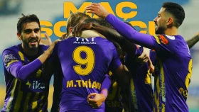 Гол Тиама принес победу «Эюпспору» в матче с двумя удалениями (видео)