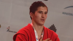 Чемпион мира по самбо помогает спасателям в Уральске бороться с последствиями паводков