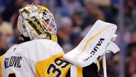 Вратарь «Питтсбурга» первым в истории НХЛ отметился голом и передачей в одной игре