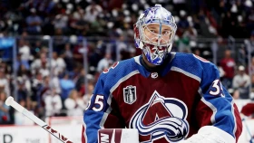 Вратарь забросил шайбу в собственные ворота в матче НХЛ (ВИДЕО)