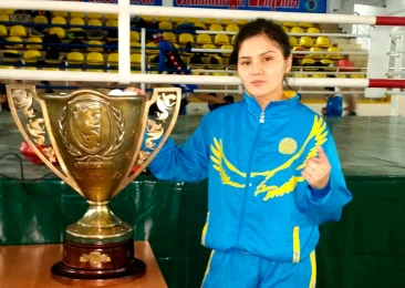 Орыс қызы жігіттің көтін жалайды Күйеуі әйелінің мысығын жалайды