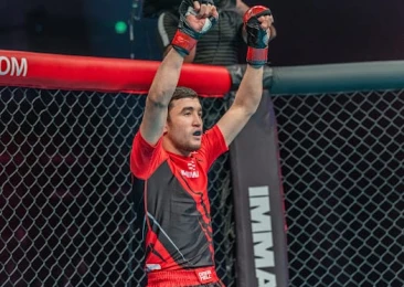 Көшедегі ақшаға ару Жалаңаш қоңыр көзді аққұба фото