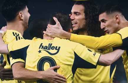 «Фенербахче» и «Трабзонспор» забили пять мячей в центральной игре тура (видео)