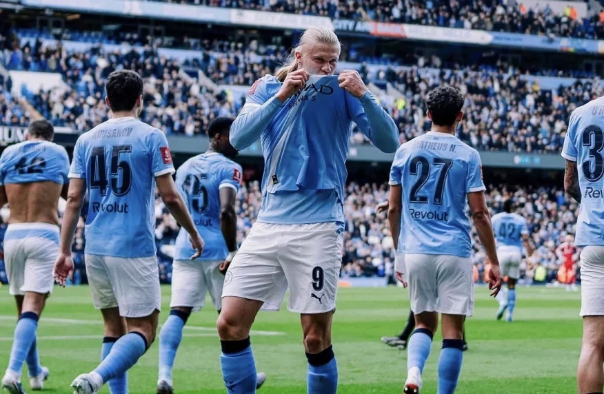 Холландтың хет-тригі «Манчестер Ситиге» «Ливерпульді» жеңуге көмектесті (видео)