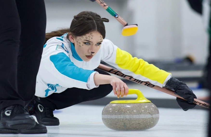 В образе диких кошек выступили казахстанские керлингистки в честь Хэллоуина