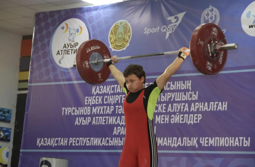 Он үш жасар зілтемірші ересектер арасында Қазақстан чемпионы атанды