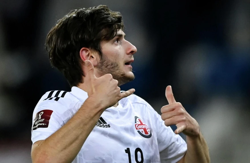 «Остановите насилие и агрессию»: Хвича Кварацхелия прокомментировал митинги в Грузии