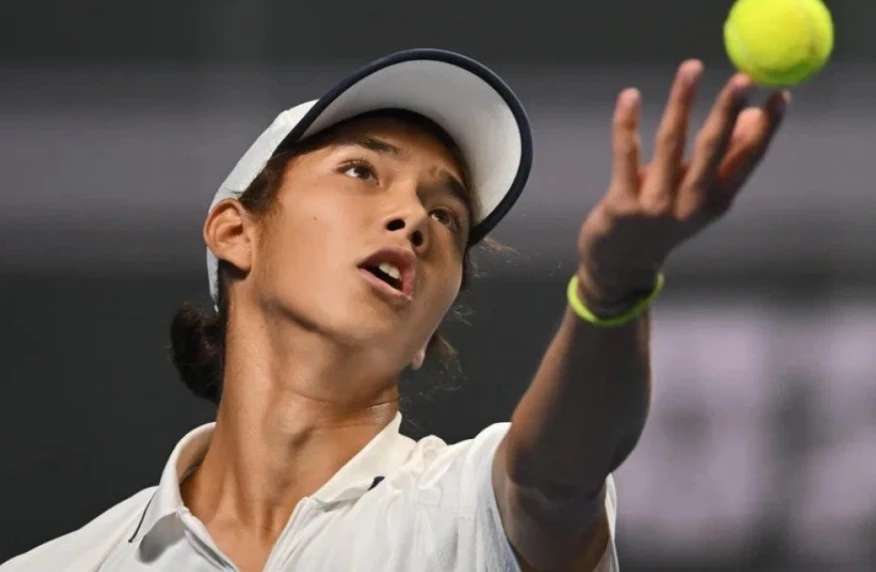 Амир Омарханов разгромил соперника и вышел в полуфинал турнира в Монастире