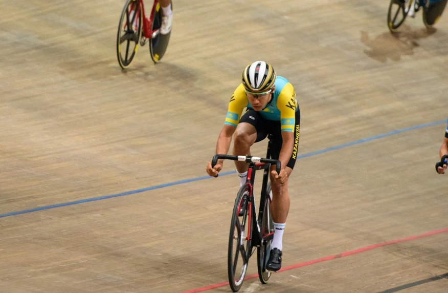 Алишер Жумакан вошёл в десятку лучших на этапе Кубка мира по велоспорту на треке