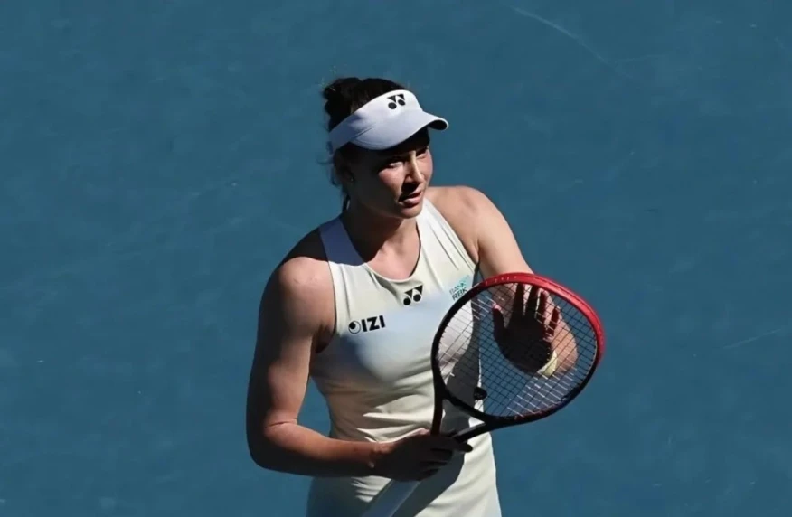 Рыбакина вышла в 1/8 финала АО