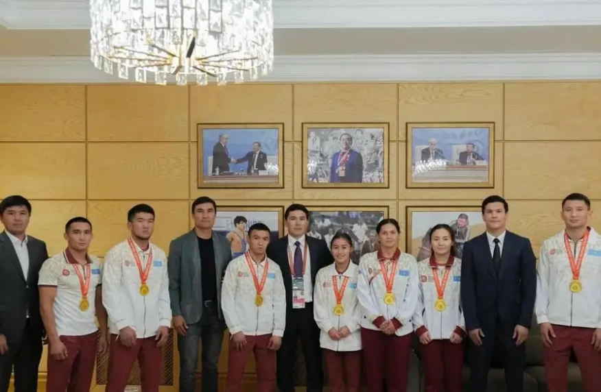 Туризм және спорт мигистрі қазақ күресінің чемпиондарын құттықтады