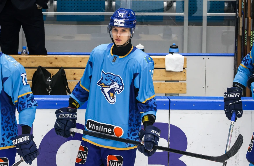 Нападающий молодежной сборной Казахстана по хоккею перешел в клуб из Канады