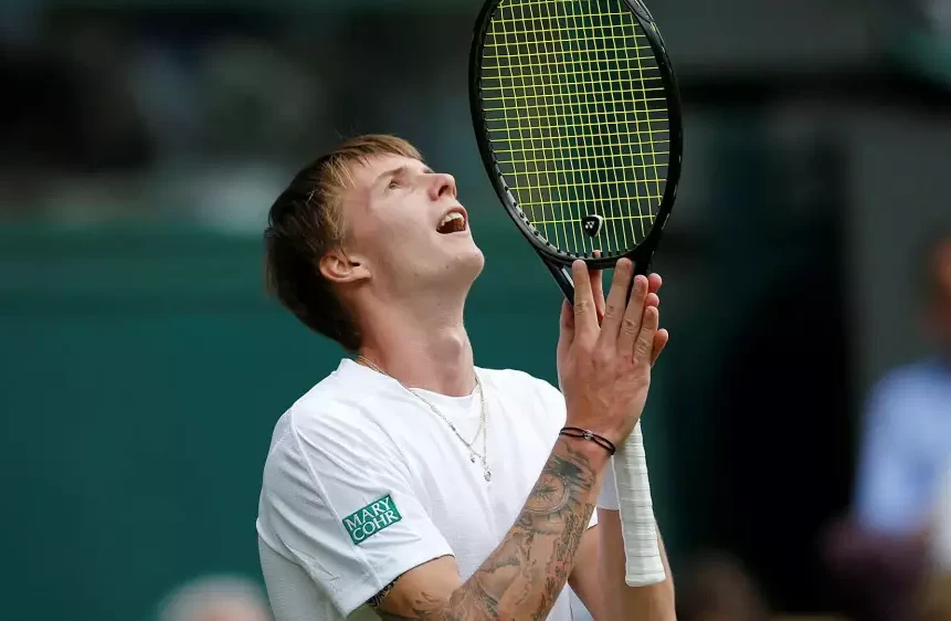 Александр Бублик с победы стартовал в Чэнду