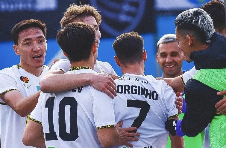 Чемпион начал защиту с победы