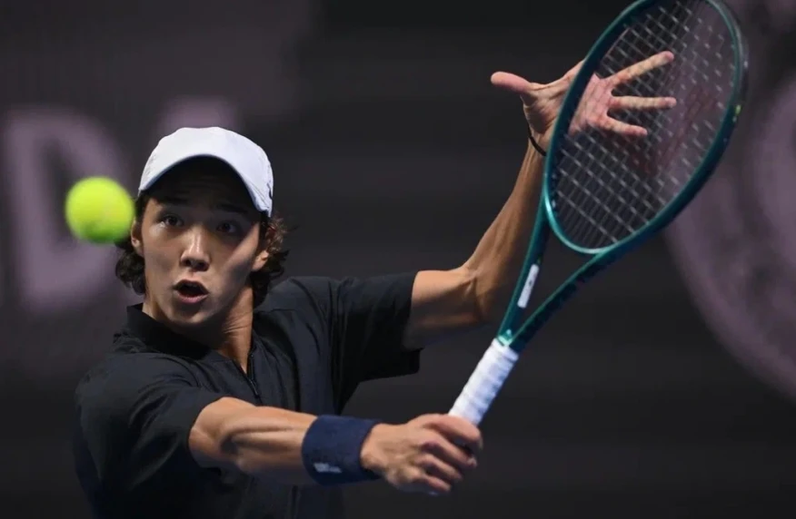 Омарханов обыграл первых сеяных и вышел в полуфинал в Тунисе