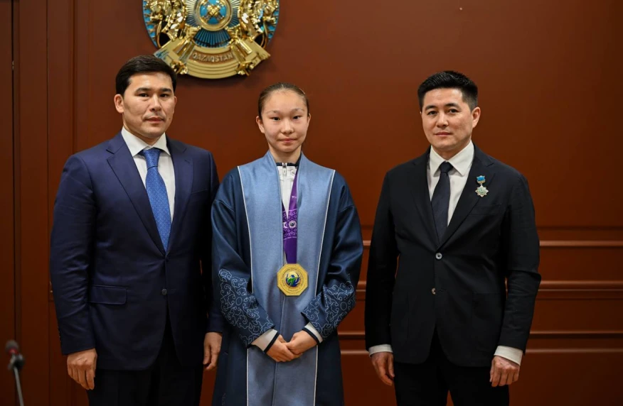 Ербол Мырзабосынов наградил чемпионку мира по таеквондо Айым Серикбаеву