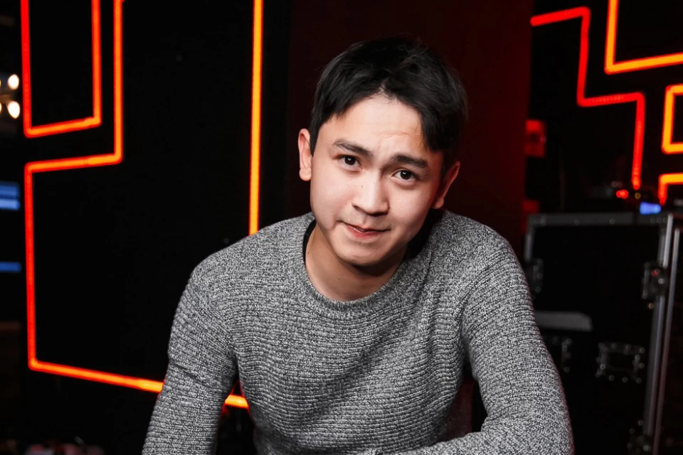 Секс машинасын Дилдомен онлайн көріңіз Ұйықтап жатқан адамдарды шешіндіріп жатқан бейне