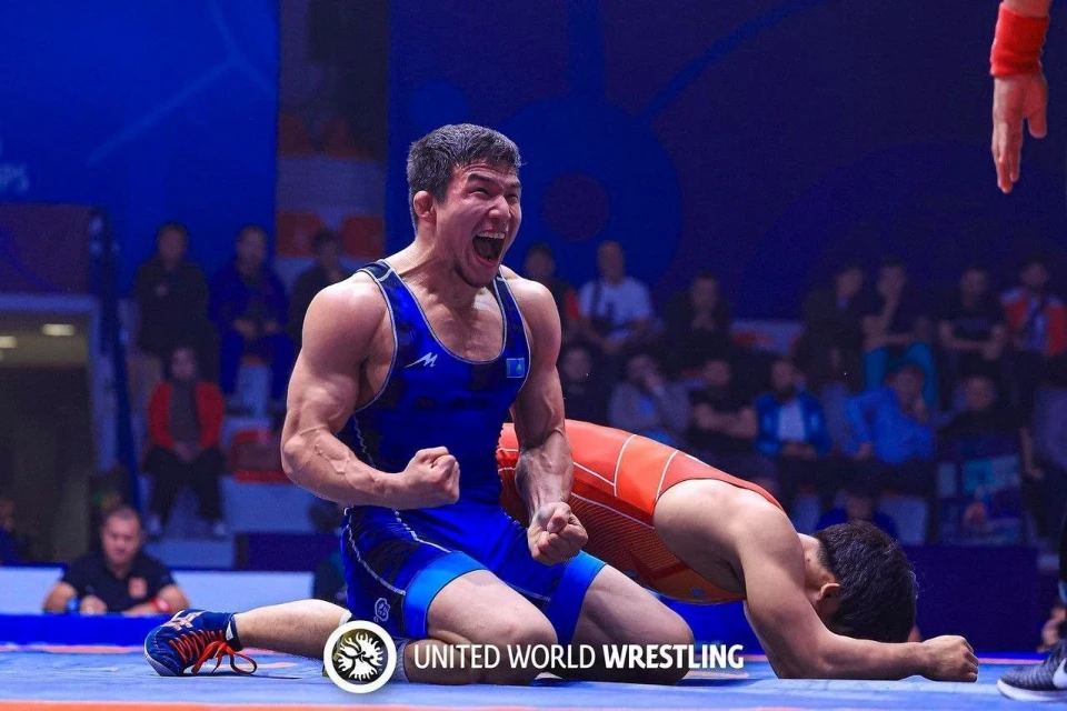 Қалыңдықтың кеудесі спермамен жабылған