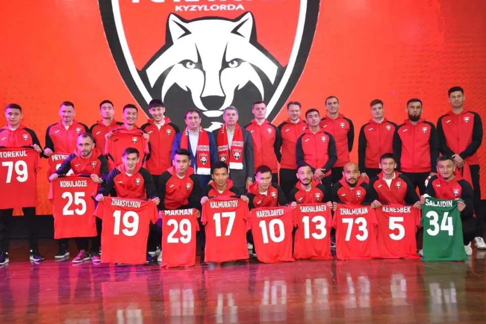 Юбка астынан шұлықтарды көруге болады