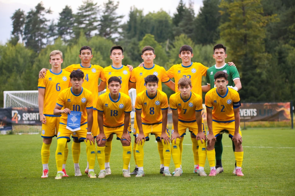 Етегін көтеріп, бөксесін көрсетіп тұрған апайдың суреті.