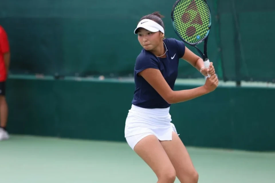 Қыздарға арналған гинекологтың кеңсесіндегі үлкен тесіктерді көрсететін порно