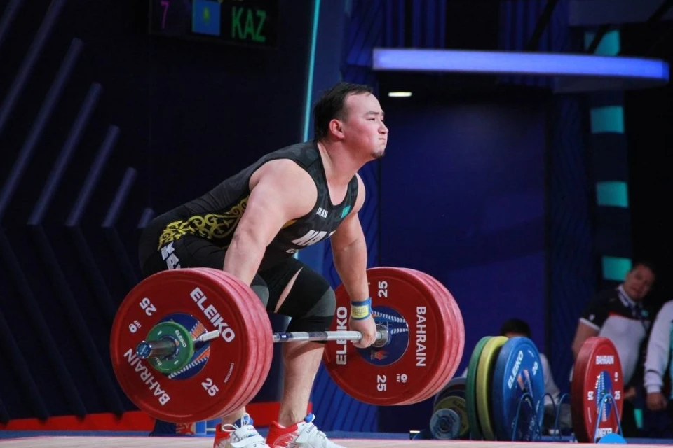 Табиғатта теңізде демалыста натурист секс