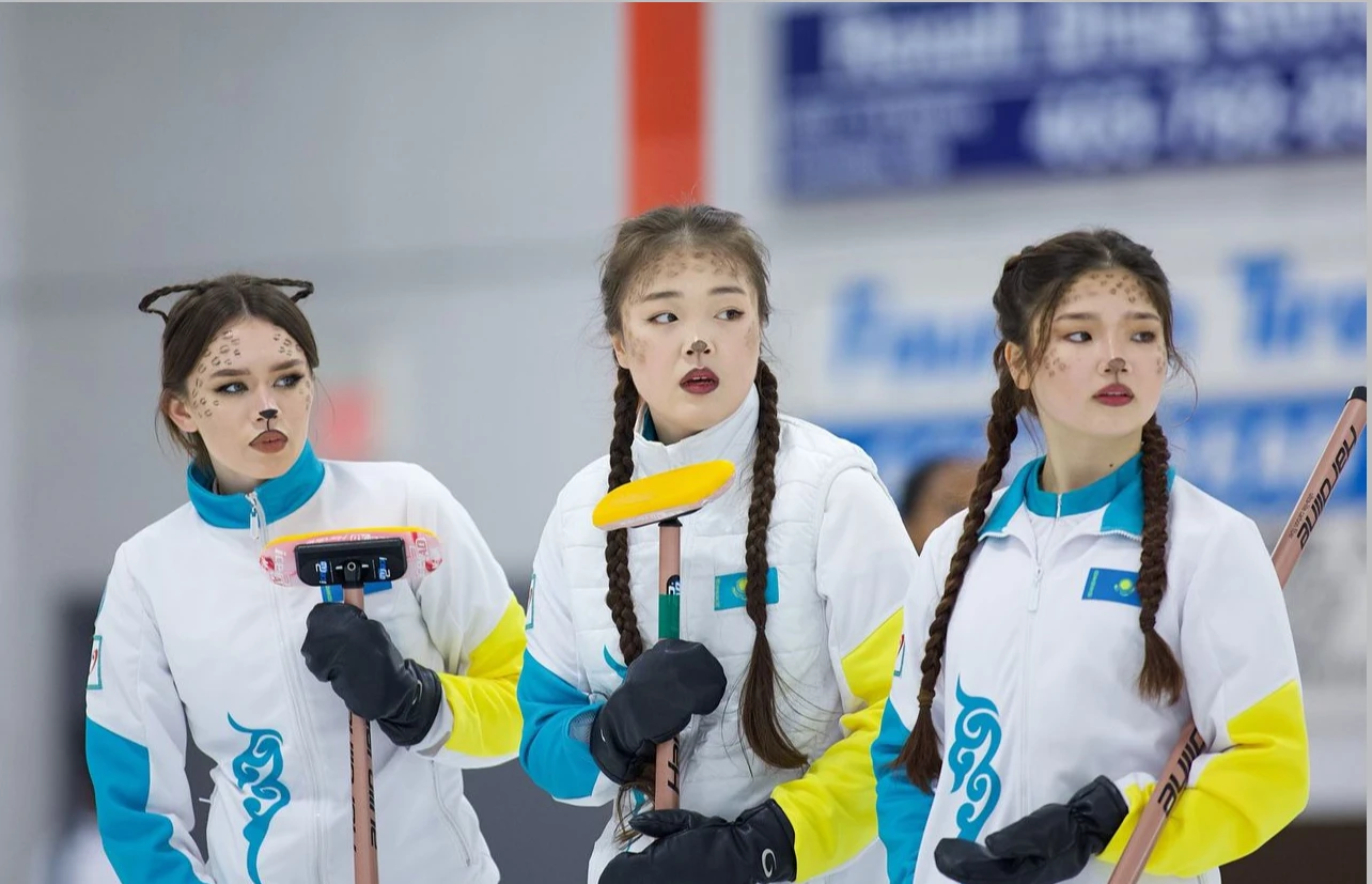 В образе диких кошек выступили казахстанские керлингистки в честь Хэллоуина