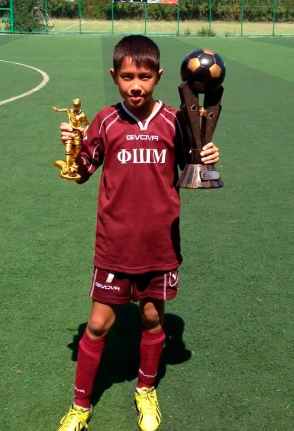 Академиядан екі рет қуылуға жақын болды: «Қайрат» пен Қазақстан құрамасының жартылай қорғаушысы Әділет Садыбековтің шабыттандыратын оқиғасы