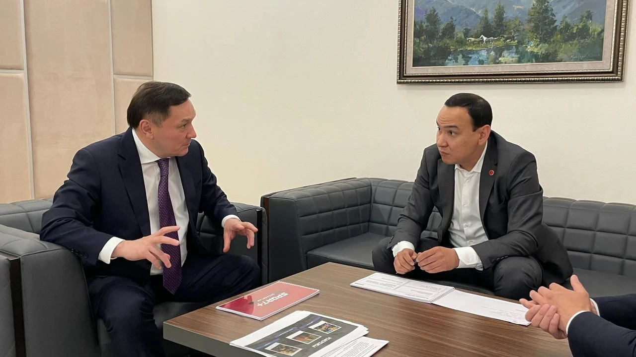 Министр туризма и спорта РК Ермек Маржикпаев принял генерального директора Sport Plus Qazaqstan Олжаса Абраева