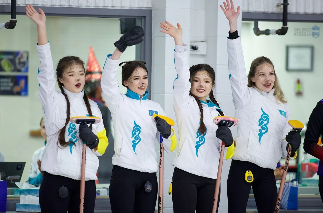 В образе диких кошек выступили казахстанские керлингистки в честь Хэллоуина